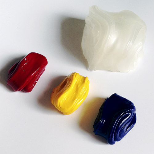 Из резинового пластилина можно делать различные украшения, в том числе сережки, браслеты и бусы.